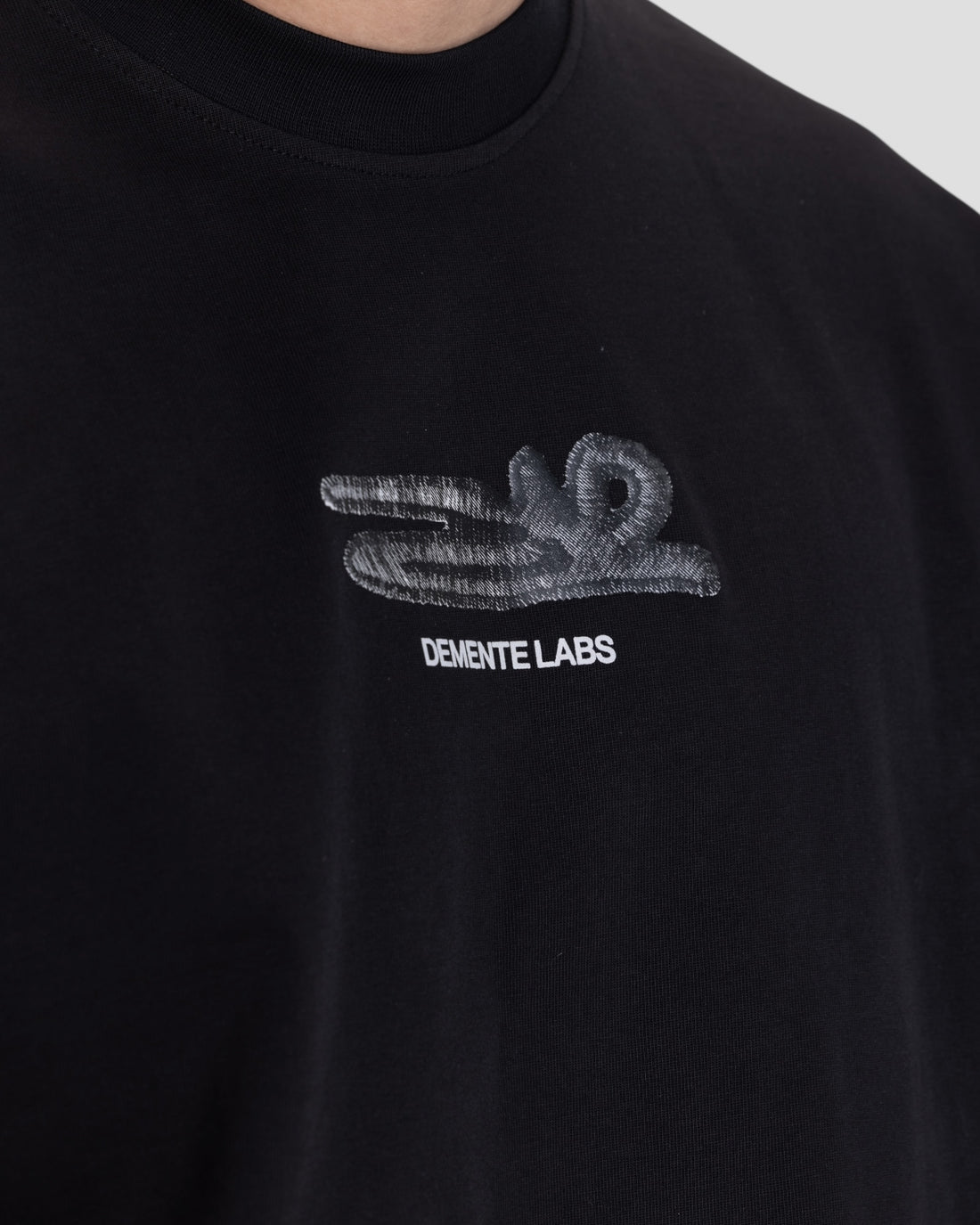 DESLEVADO BLACK ILLUSION EMBROIDERY BOXY TEE