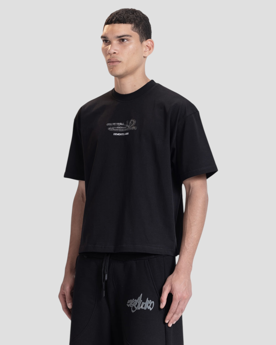 DESLEVADO BLACK ILLUSION EMBROIDERY BOXY TEE
