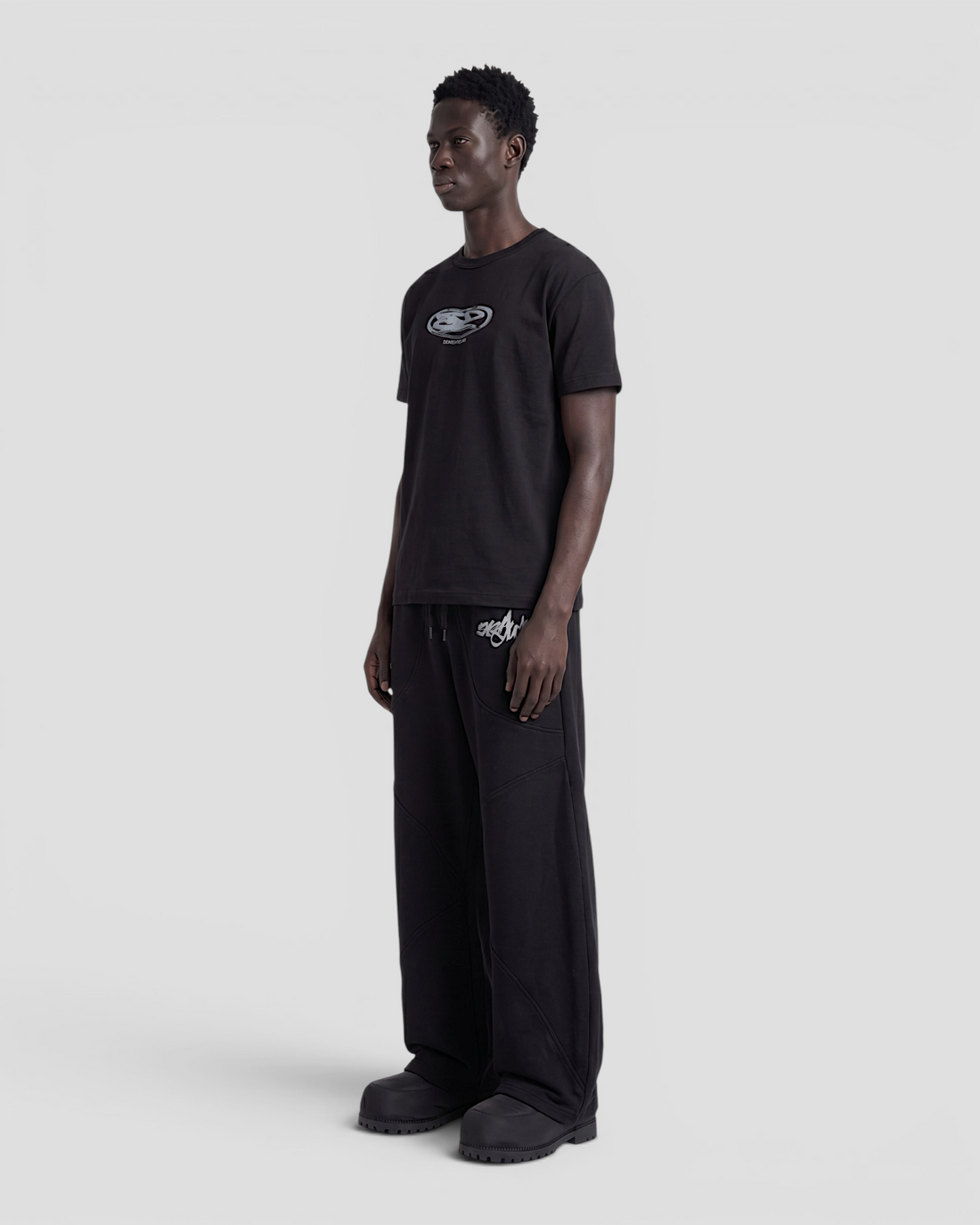 OVALADO BLACK REGULAR TEE