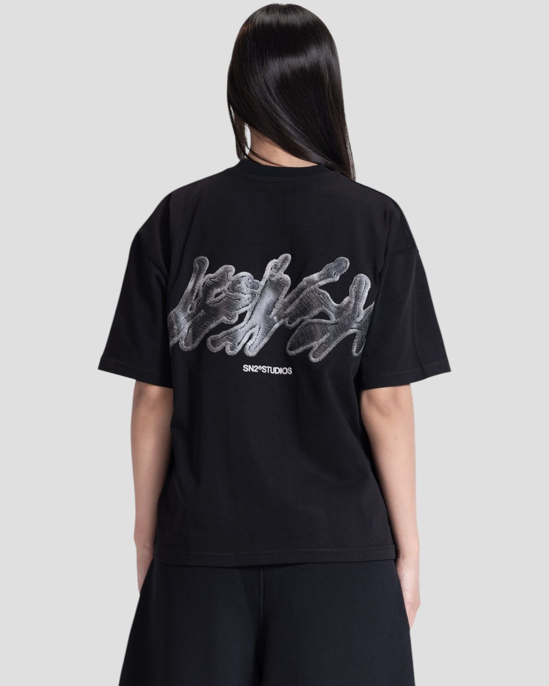 DESLEVADO BLACK ILLUSION EMBROIDERY BOXY TEE